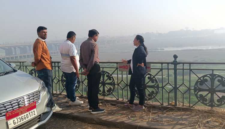 COMMISSIONAR VISIT 4